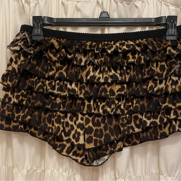 Leopard Print Ruffle Shorts ๐ - Picture 3 of 8